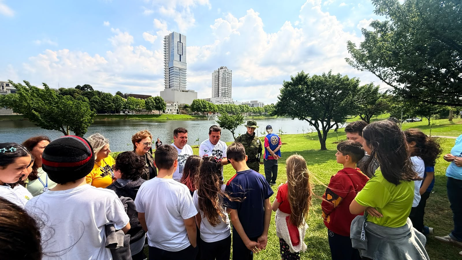 Estudantes da Rede Municipal participam de plantio de 100 mudas no Parque do Lago em celebração ao Dia da Árvore em Guarapuava