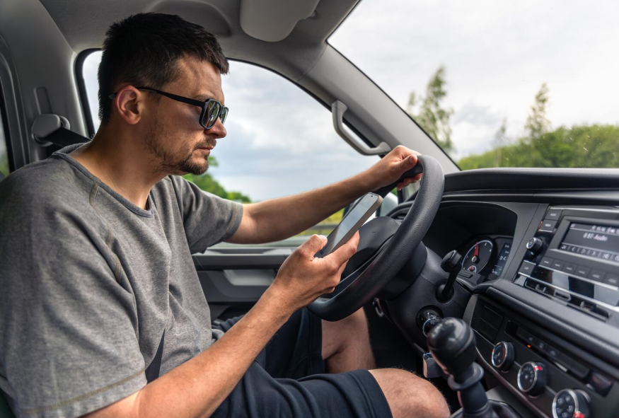 Desatenção no trânsito pode contribuir para multas frequentes no dia a dia