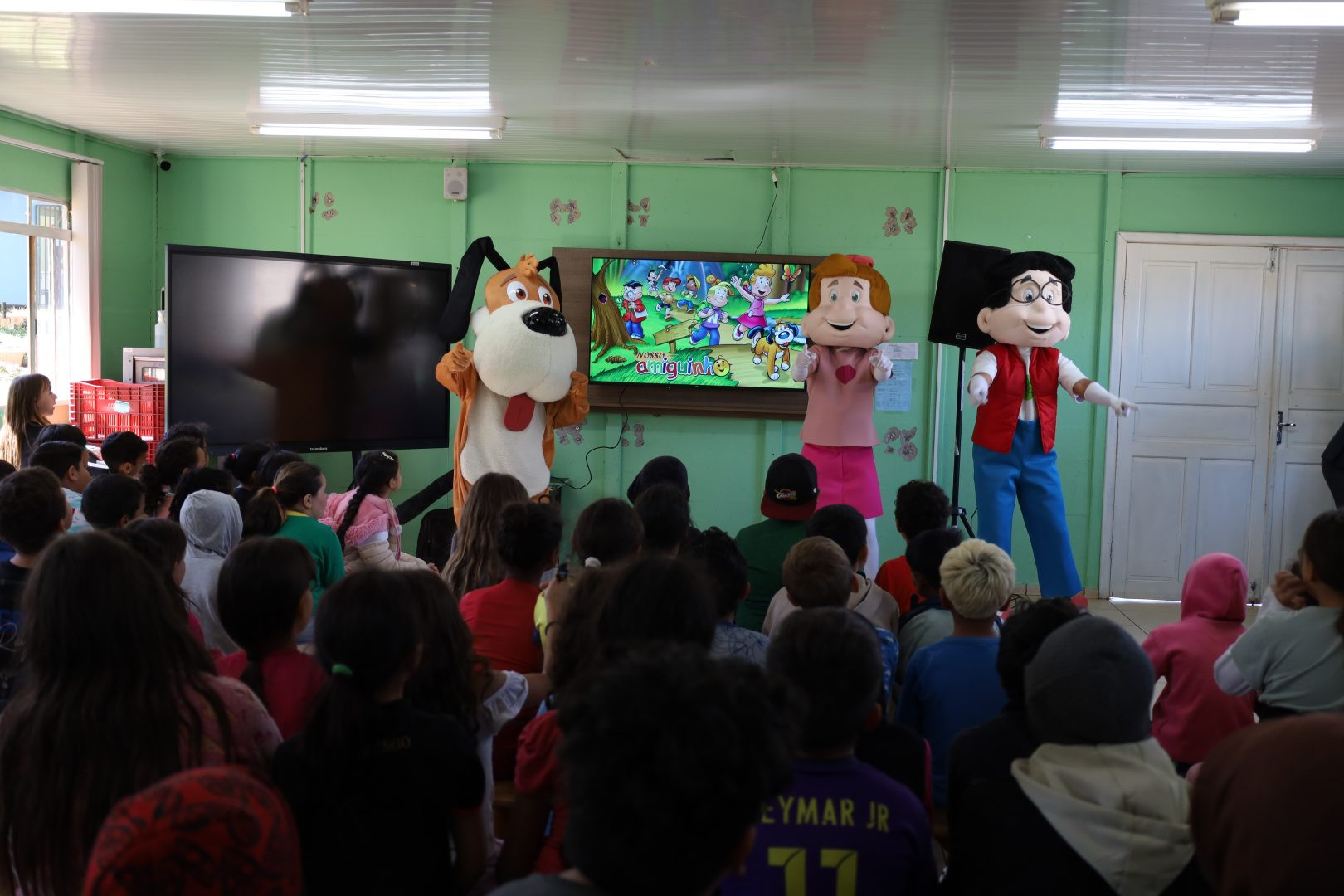 Crianças da Escola Dionísio Kloster no Jardim das Américas recebem livros em ação de incentivo à leitura