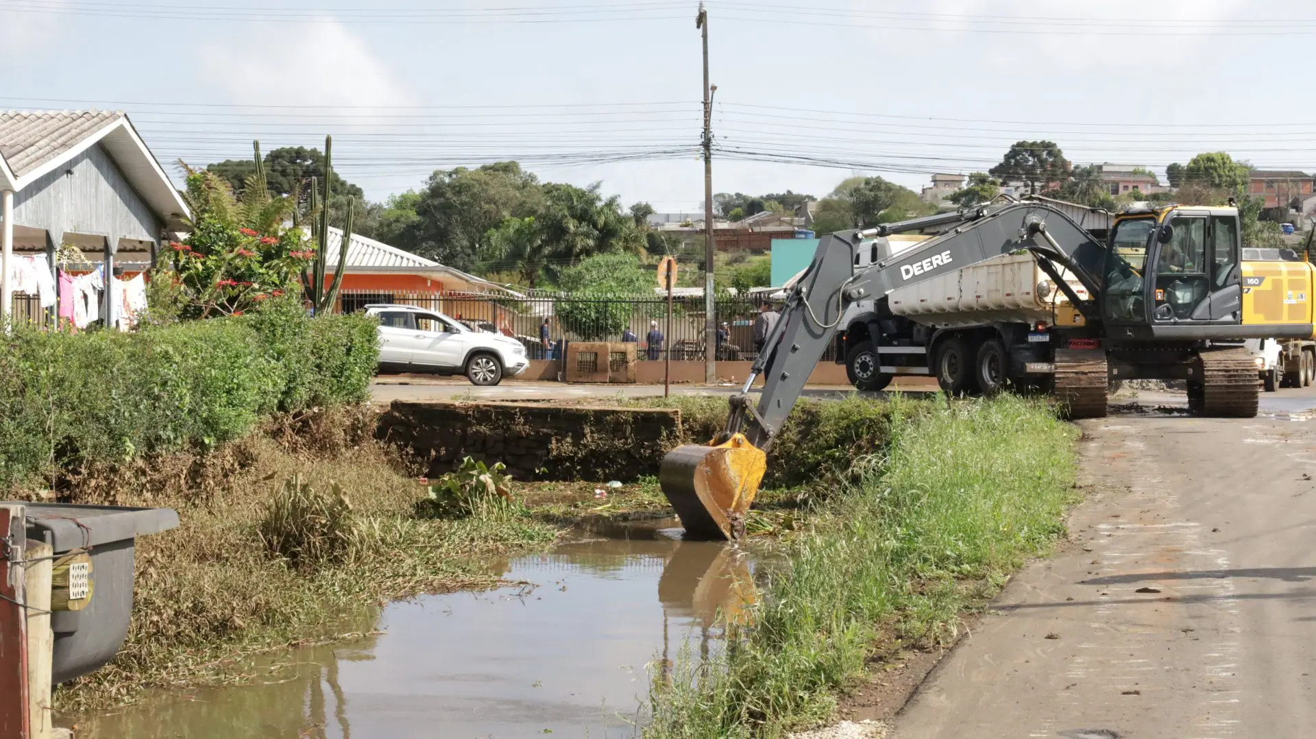 Ação emergencial retira grande quantidade de lixo do rio após alagamentos na Vila Concórdia