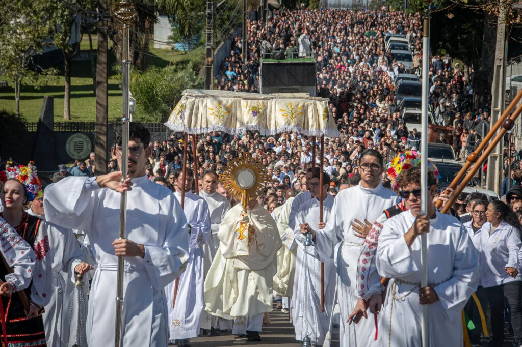 Milhares de fiéis participam da Solenidade de Corpus Christi em Guarapuava
