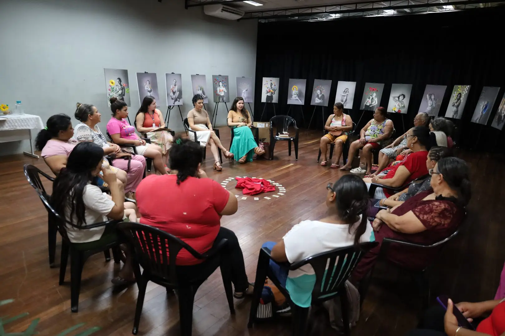 Roda de conversa e leitura de livro promovem reflexão sobre o autocuidado e o câncer de mama no CRAS III em Guarapuava