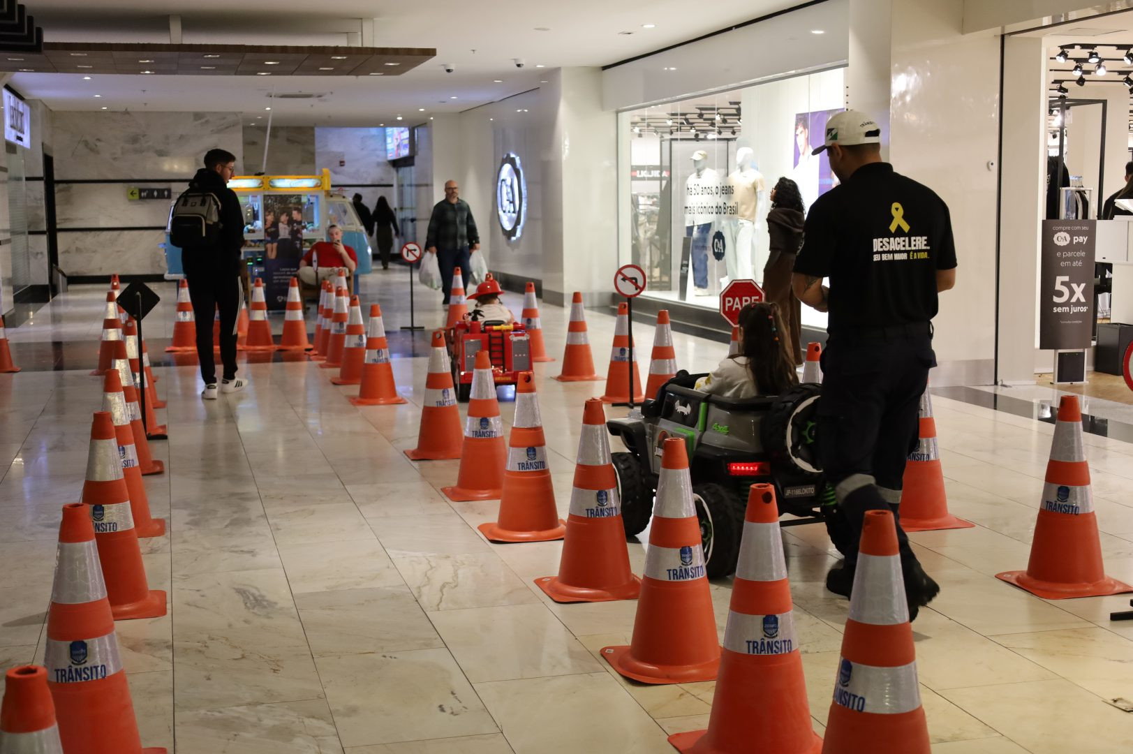 Prefeitura leva educação para o trânsito ao Shopping Cidade dos Lagos e envolve famílias em atividades educativas